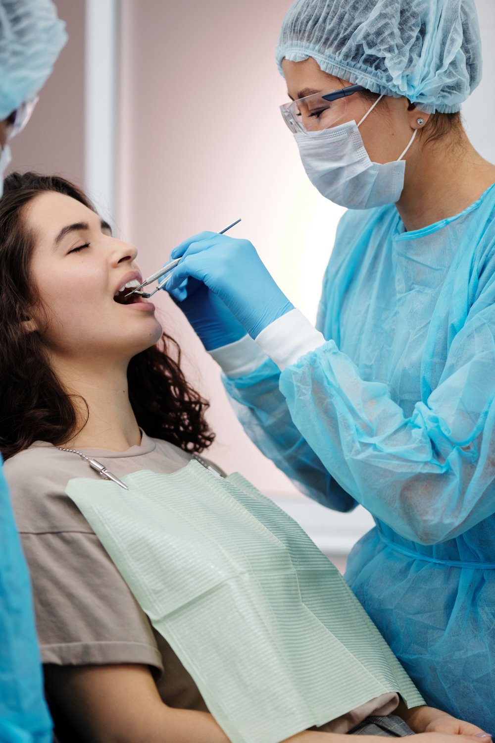 Undvik dålig andedräkt och missfärgningar på tänderna med hjälp av tandhygienist på Odenplan