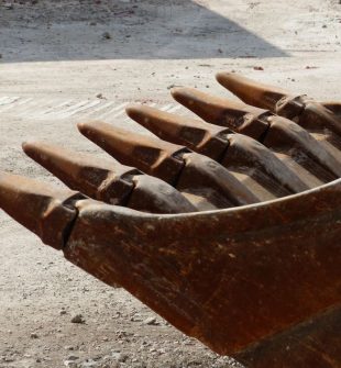 Bergsprängning: Säker hantering av bergsmassor