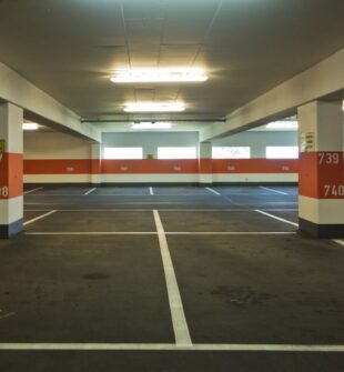 Linjemålning parkering  så skapar man säkra och tydliga parkeringsytor