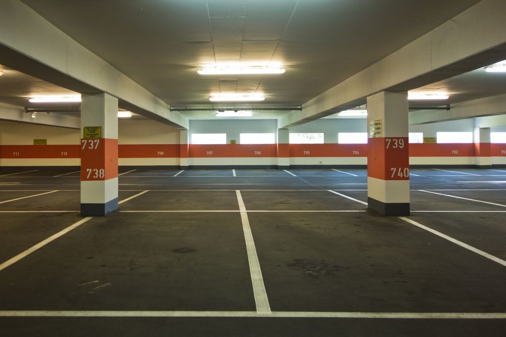 Linjemålning parkering  så skapar man säkra och tydliga parkeringsytor